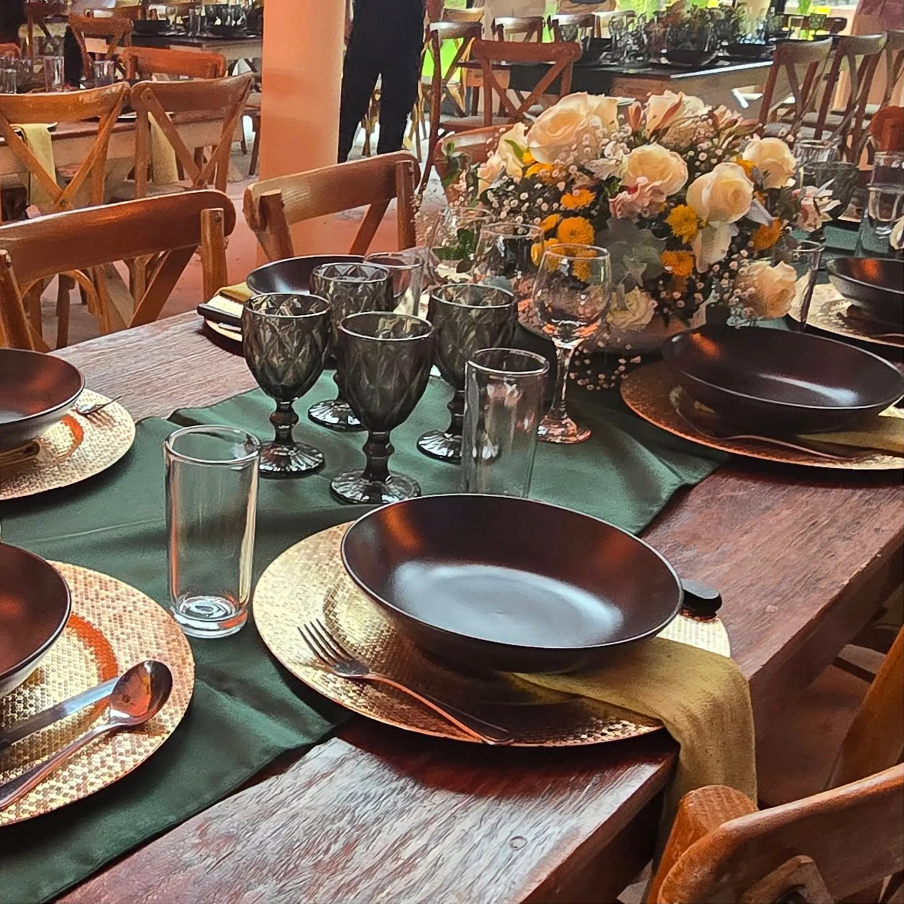 Jardín de Los Ahilites con vegetación y espacio para eventos en Puebla